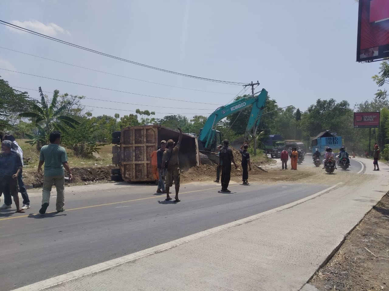 Kecelakaan Truk di Gronggong, Masih Evakuasi