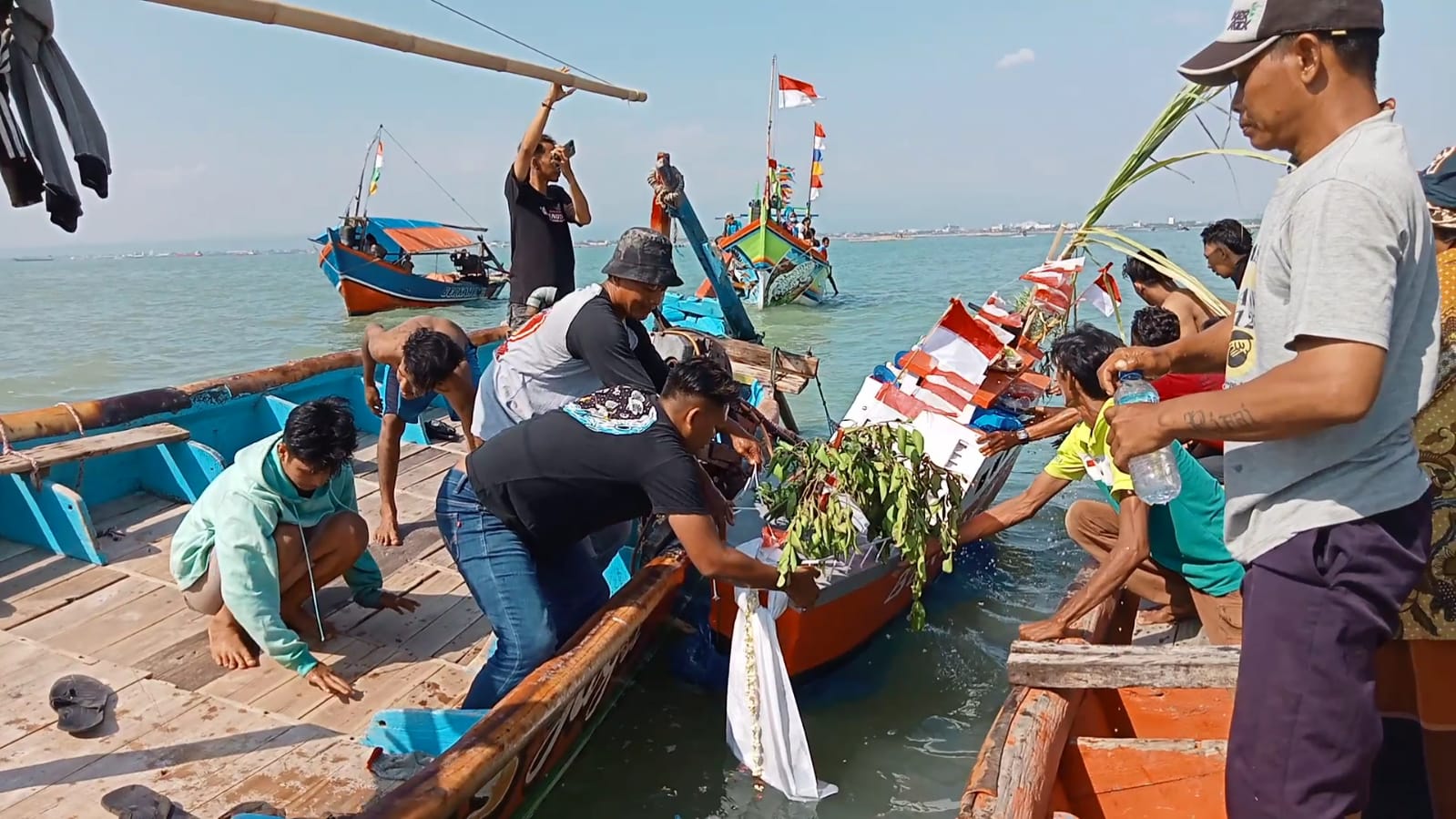 Nelayan Samadikun Nadran, Larung Sesaji di Tengah Laut Cirebon