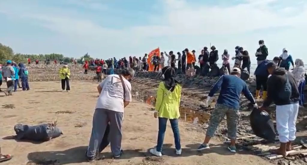 Aksi Nyata, Ratusan Orang Gotong Royong Bersihkan Sampah Pantai Kesenden