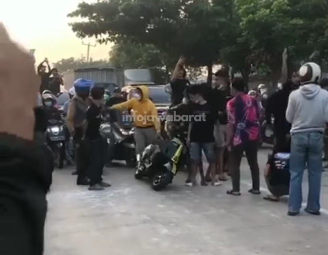 Kesal dengan Balap Liar Tutup Jalan Umum, Pria dengan Helm Biru Tendang Motor