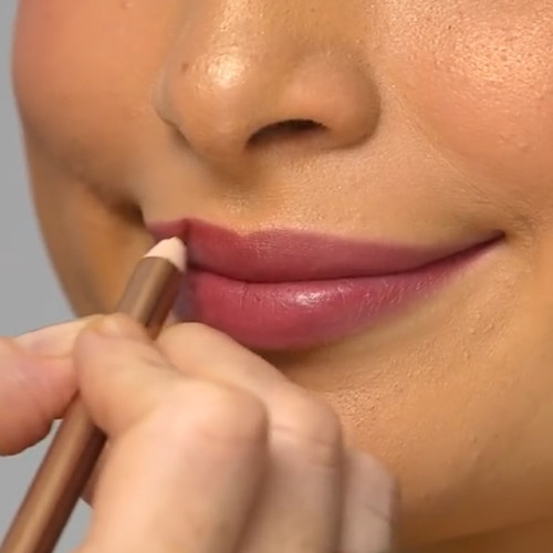 Cara Memakai Lip Liner yang Tepat Agar Bibir Tampak Lebih Bervolume