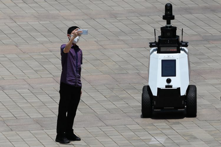 Singapura Usir Kerumunan dengan Robot, Cegah Penyebaran Covid-19