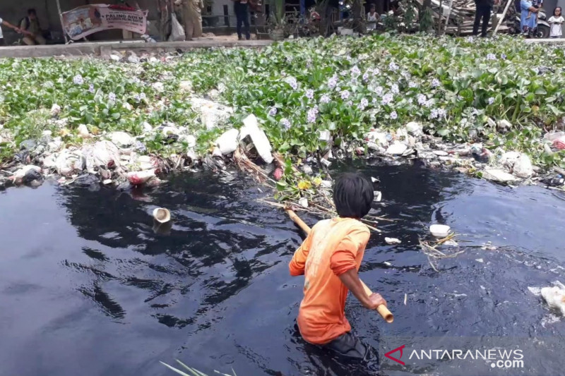 Limbah Pabrik Membuat Sungai Cilemahabang Jadi Hitam Pekat