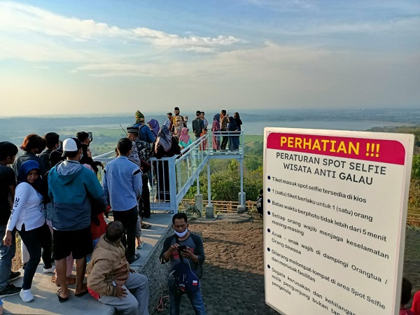 Bukit Cinta Anti Galau, Spot Foto Selfie dengan Latar Setu Patok, Ciremai hingga Laut Cirebon