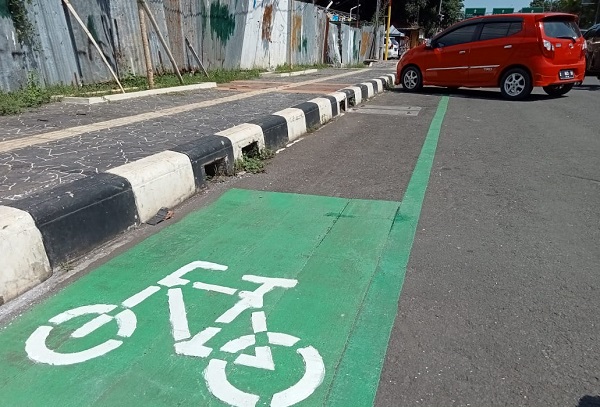 Jalur Sepeda Kota Cirebon Dipakai Parkir, Terus Lewatnya Gimana?
