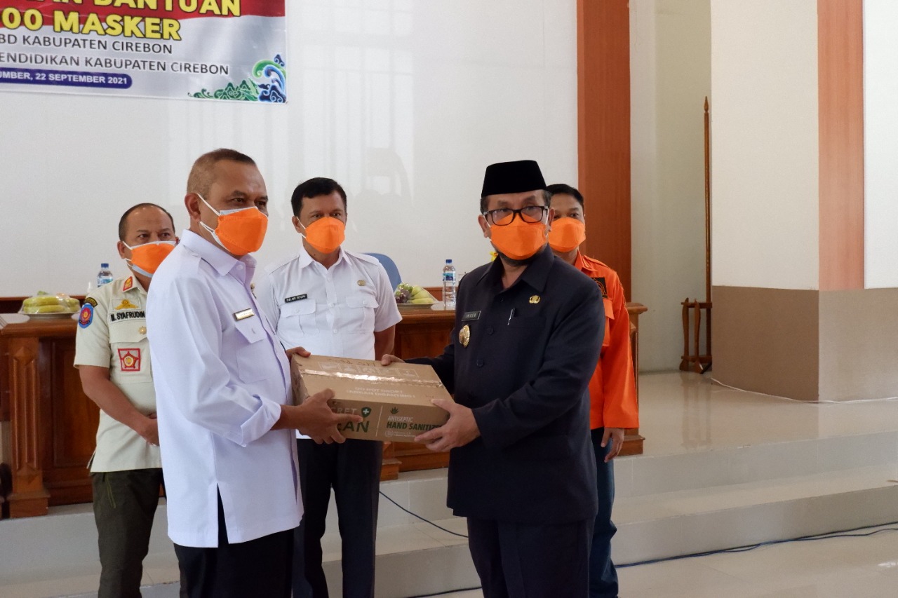 Serahkan Bantuan Masker ke Disdik, Bupati Imron: Semoga Bermanfaat