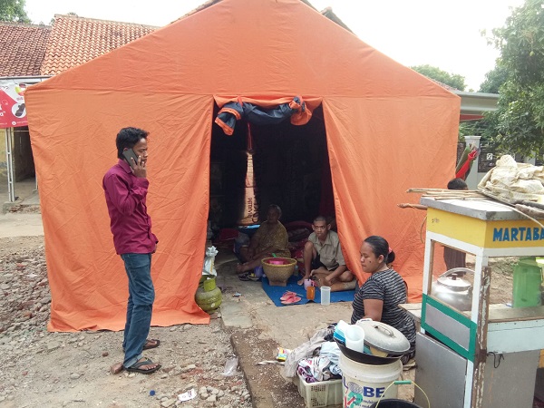 Korban Rumah Ambruk di Greged Kini Tinggal di Tenda Darurat, Berharap Bantuan