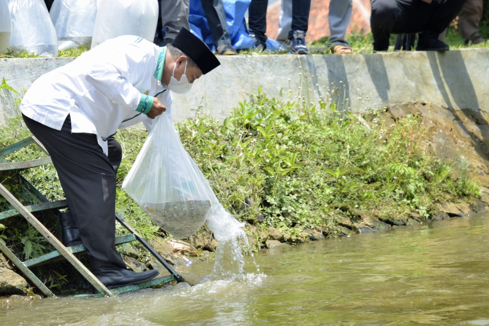 Tebar Benih Ikan di Sungai Surakatiga Kuningan, Wagub Uu: Ikhtiar Jaga Ekosistem Alam