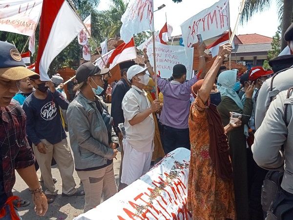 Pedagang Pasar Junjang Demo di Depan DPRD Kabupaten Cirebon