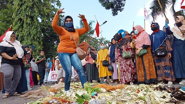 Demo Revitalisasi Pasar Junjang, Pedagang Buang Sayuran Busuk di Depan Kantor DPRD Kabupaten Cirebon
