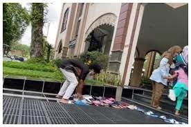 Viral Bocah Laki-laki Rutin Rapikan Sandal Jemaah Masjid, Ternyata Ayahnya Bukan Orang Sembarangan