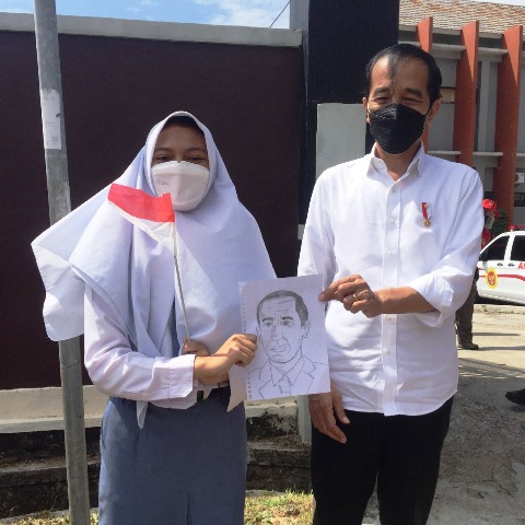 Kisah Siswi SMAN 1 Beber yang Diajak Foto Bareng Presiden Jokowi