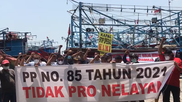 Nelayan dan Pemilik Kapal Demo di PPN Kejawanan Cirebon, Tolak PNBP Perikanan: Ampun Pak Jokowi, Pak Menteri