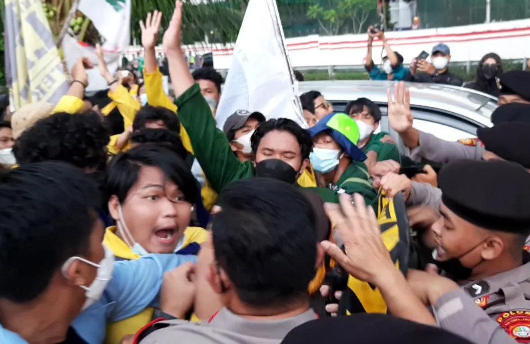 Orator Teriak Maju, Mahasiswa Saling Dorong dengan Polisi di Depan KPK