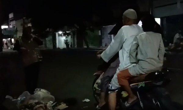 Pagi Buta, Petugas DLH Kota Cirebon OTT Warga Buang Sampah Sembarangan di Jalan Karanggetas