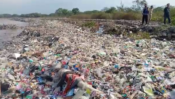 Bukannya Indah, Pantai Kesenden Malah Dipenuhi Sampah
