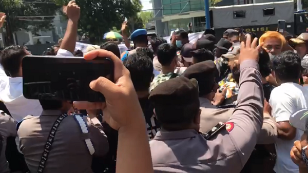 Putusan Penganiayaan Dosen UGJ Diwarnai Demonstrasi dan Saling Dorong di Pengadilan Negeri Cirebon
