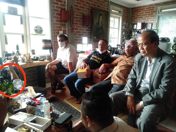 Said Didu dan Rocky Gerung Buka Tafsir Alquran, Tapi di Meja Ada Minuman Keras