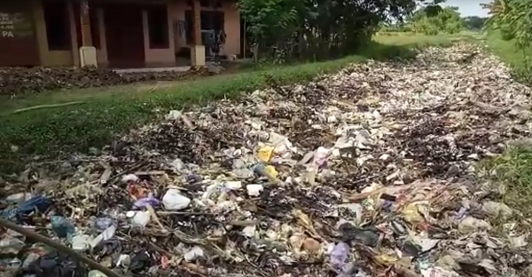 Penampakan Sungai Sampah di Kalimukti Pabedilan