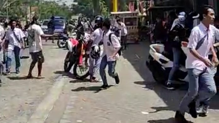 Viral! Baru Juga Sekolah Tatap Muka, Pelajar Kembali Tawuran, Kesenggol Truk, Jaket Hitam Babak Belur