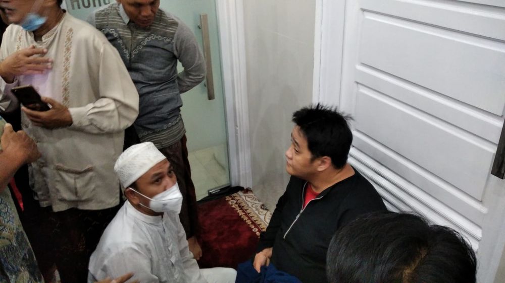 Pria Bercadar Masuk Masjid, Salat di Shaf Wanita, Diduga Demi Cipika Cipiki