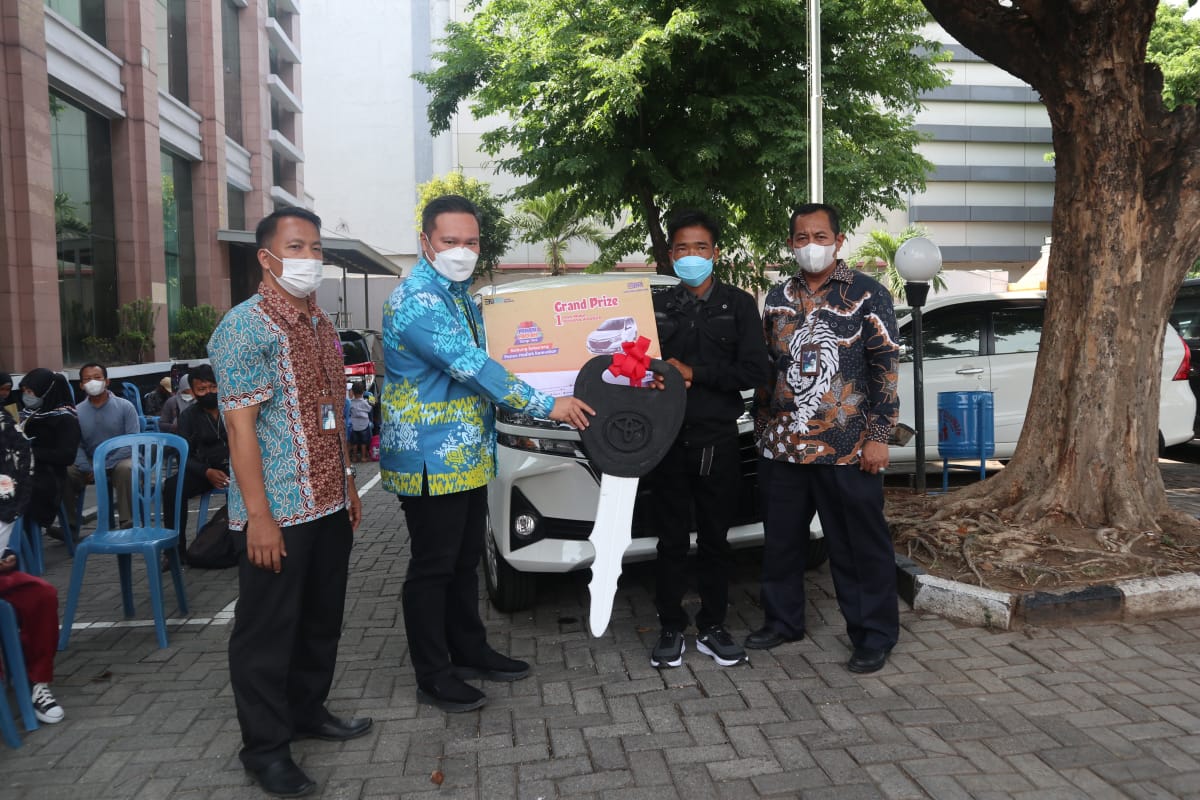 BRI Cirebon Kartini Serahkan Hadiah Mobil kepada Karman