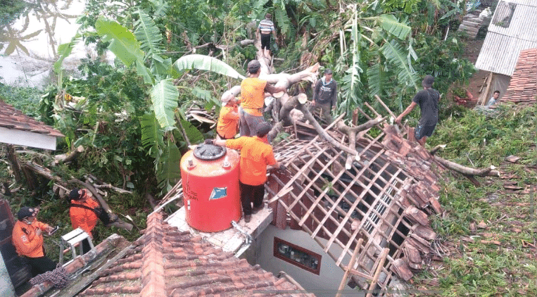 Angin Kencang Terjang Kramatmulya, Tujuh Rumah Rusak