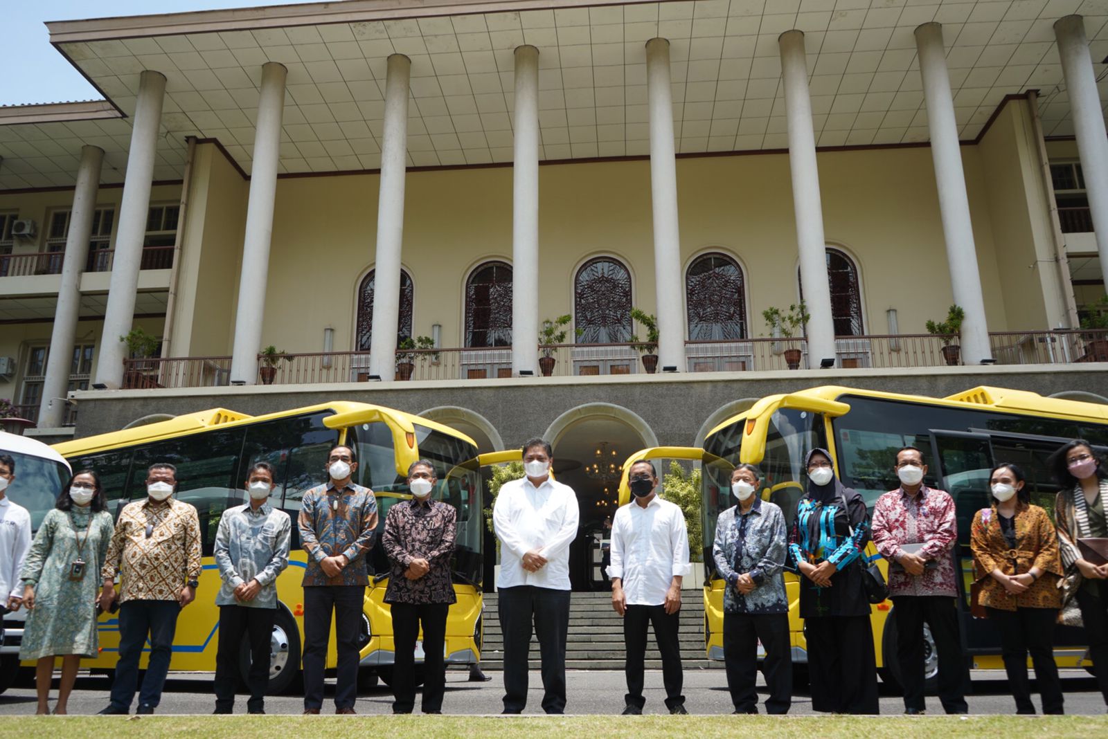 Menko Airlangga Hibahkan Dua Bus Listrik dan Microbus untuk UGM