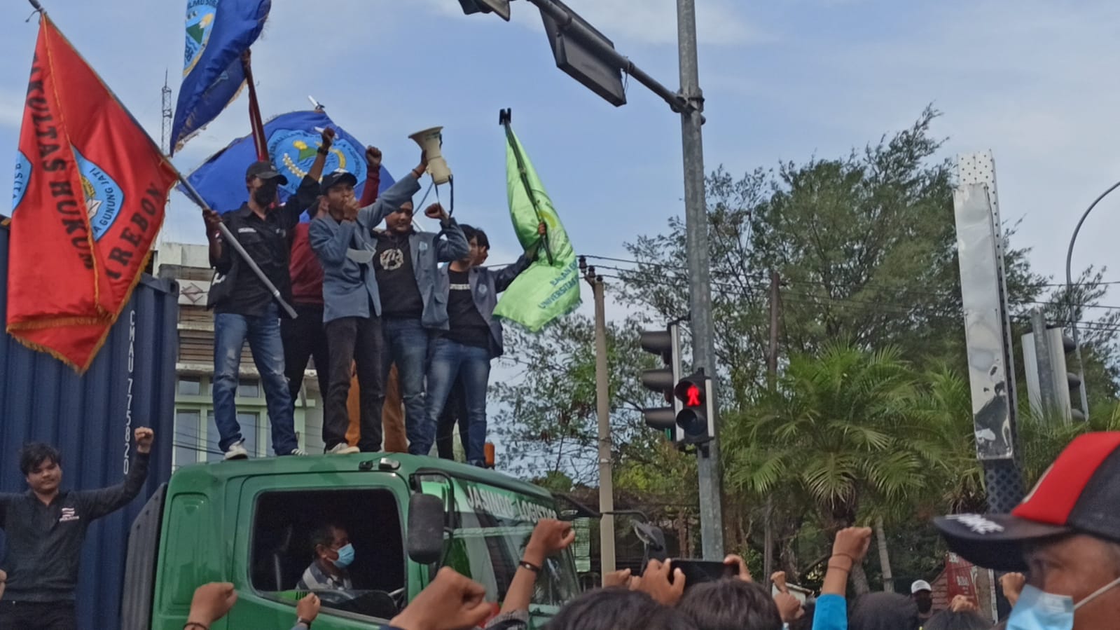 2 Tahun Pemerintahan Jokowi-Maruf, Mahasiswa UGJ Cirebon Demo Blokir Jalan By Pass