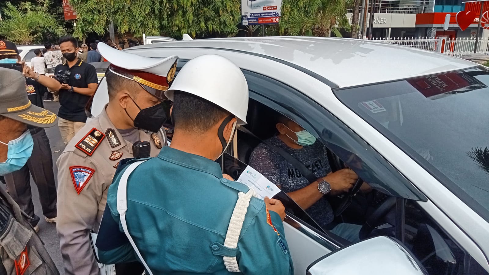 Kendalikan Pergerakan Warga, Petugas Gabungan di Kota Cirebon Gelar Razia Kartu Vaksin