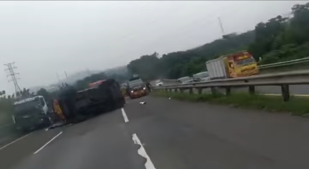 Viral! Rantis Brimob Kecelakaan di Tol Cipularang, Terguling