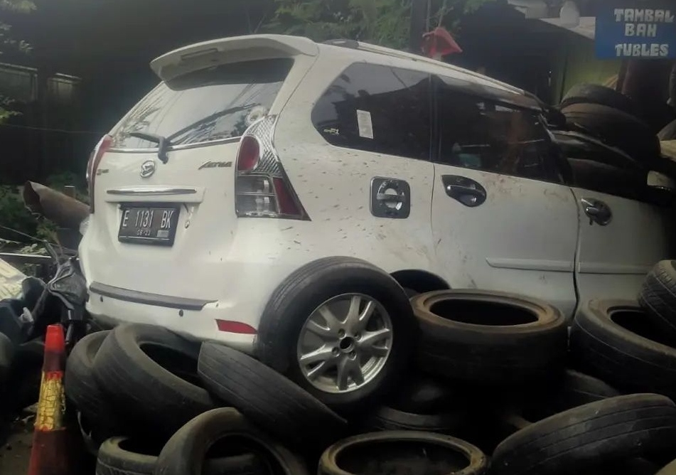 Kurang Konsentrasi, Minibus Kecelakaan di Jalan By Pass Kota Cirebon, Tabrak Kios Tambal Ban dan Pejalan Kaki