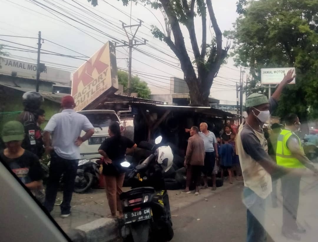 PNS Ngantuk, Mobil Oleng Tabrak Pejalan Kaki dan Kios di Jl By Pass Kota Cirebon