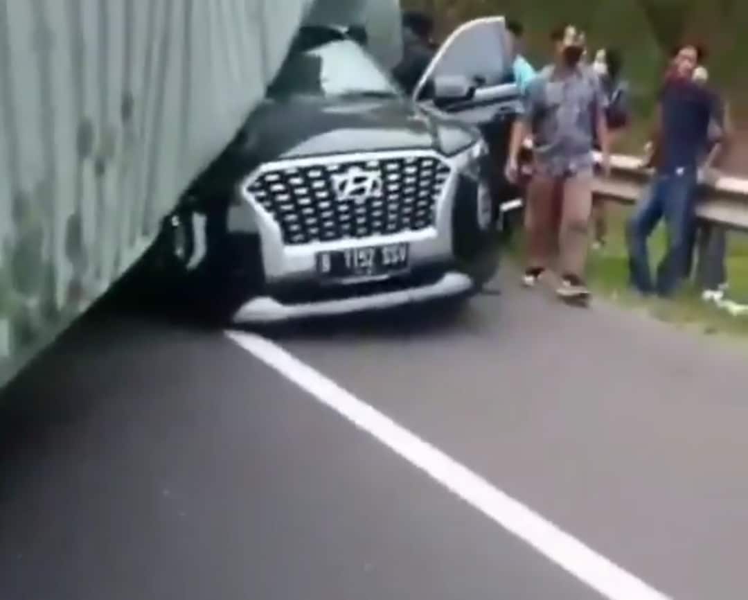 Kecelakaan Tol Cipularang Km 91 Hari Ini, Mobil Mewah Ditindih Kontainer