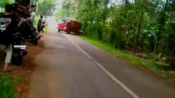 Atraksi Truk Oleng-oleng Berujung Petaka, Ringsek