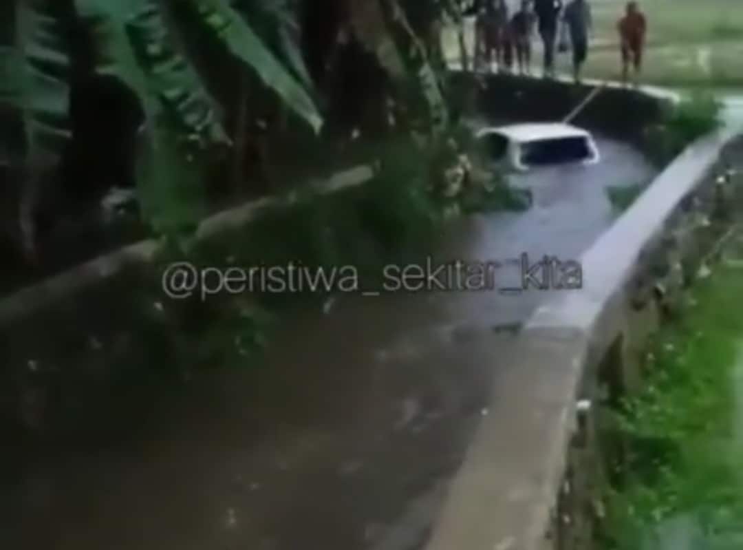 Viral, Mobil Hanyut di Sungai, Terseret Arus Ratusan Meter, Kok Bisa?