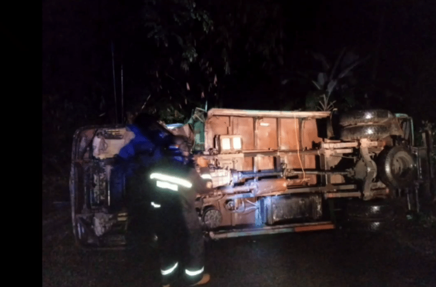Kecelakaan Truk Terguling di Garawangi Kuningan, Solar Tumpah, Jalan ke Ciniru dan Hantara Ditutup