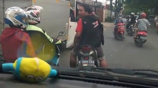 Pemotor di Cikarang Halangi Ambulans Sambil Marah-Marah, Sampai Memukul