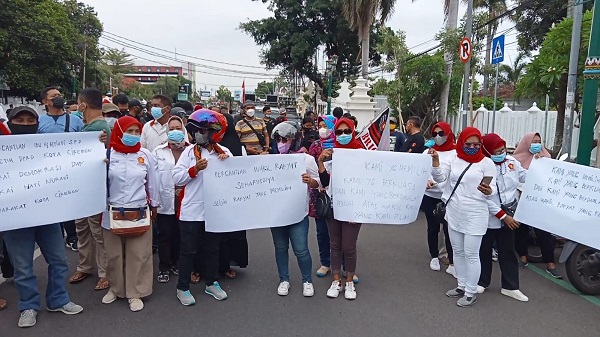 Tolak Pemberhentian Ketua DPRD Kota Cirebon, Massa Pendukung Affiati Demo