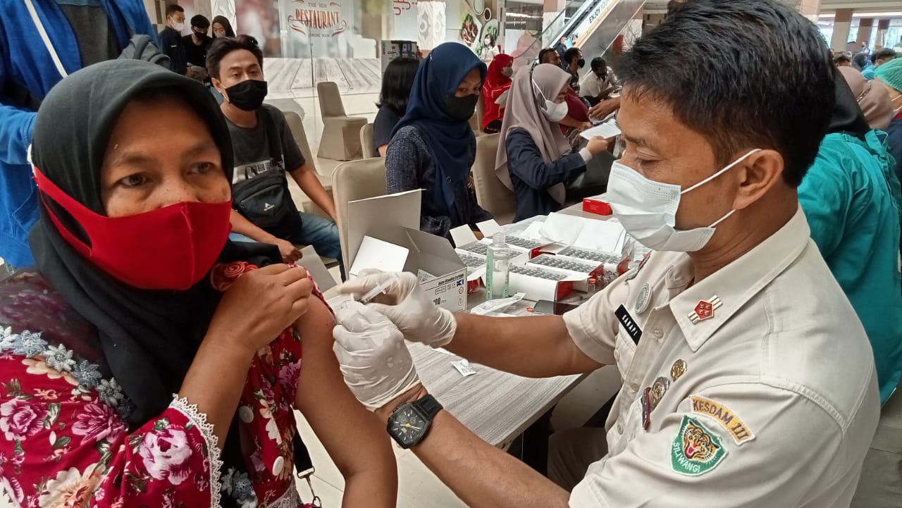 HUT Ke-76 TNI, Korem 0963/Sunan Gunung Jati Kolab Dengan Grage City Mall Gelar Vaksinasi Covid-19