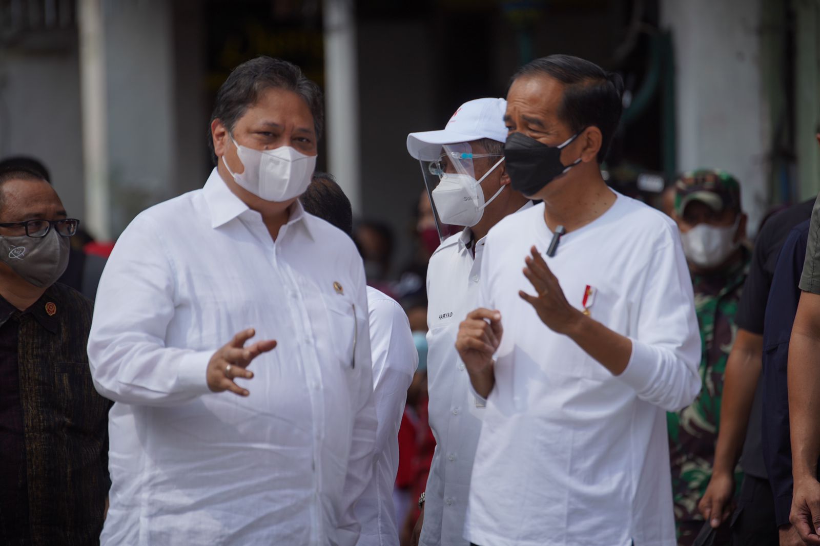 Menko Airlangga Dampingi Presiden Jokowi Serahkan Bantuan Tunai Warung dan PKL