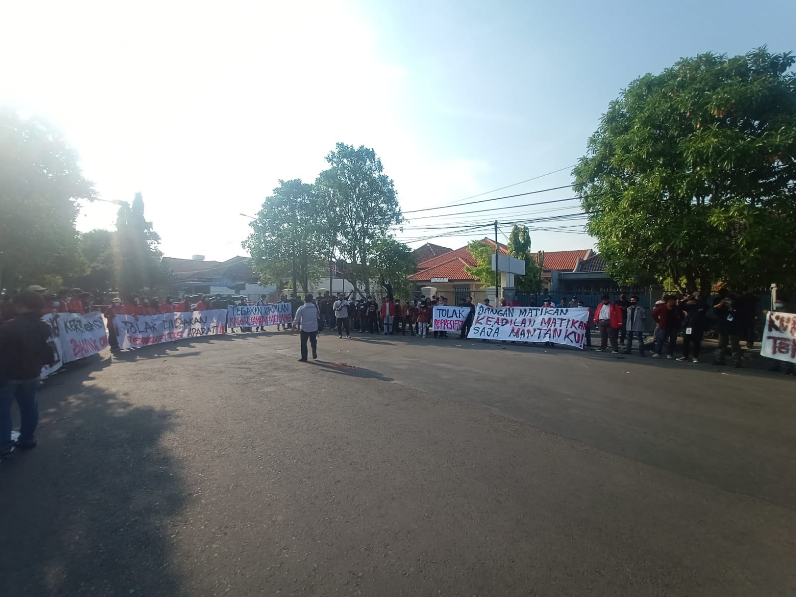 Aliansi GMC Sudah Berkumpul di Depan Mapolres Cirebon Kota, Situasi Aman dan Kondusif
