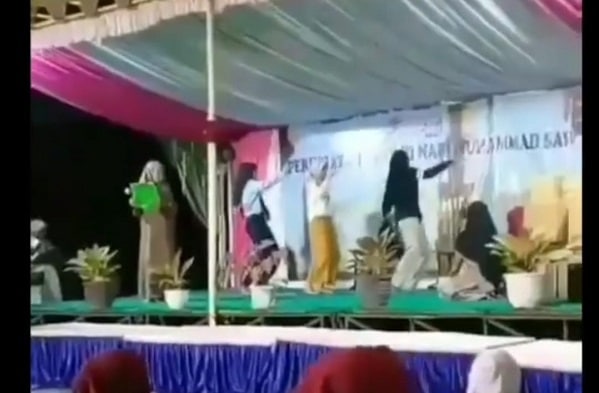 Viral, 3 Gadis Joget Tiktok di Acara Maulid Nabi, Diiringi Musik Dugem, Klarifikasi: Itu Pertunjukan Drama