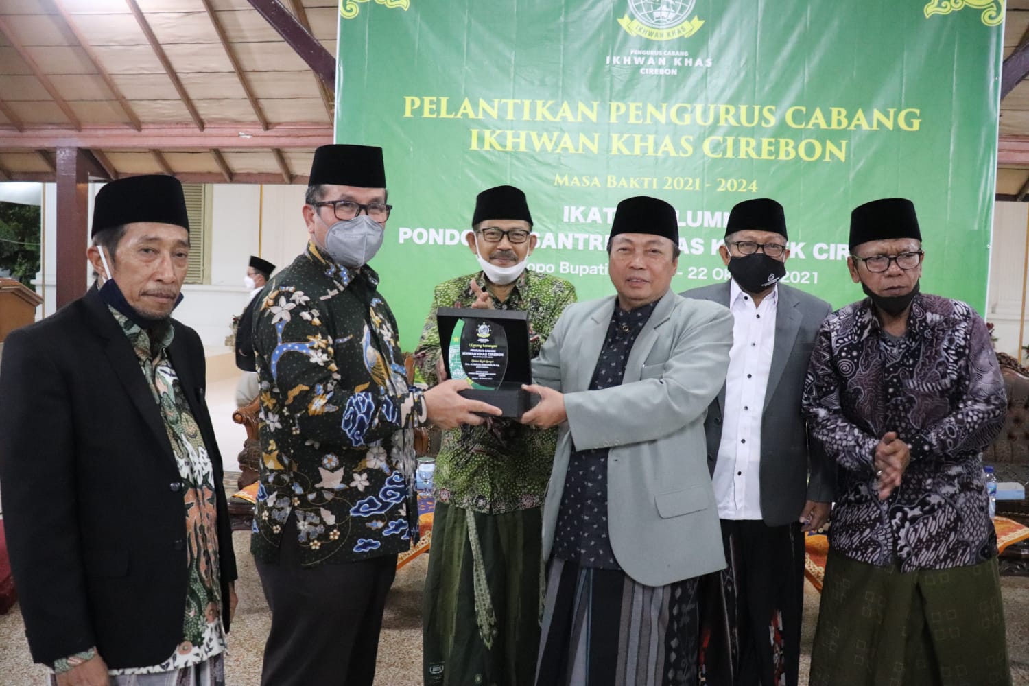 Lantik PC Ikhwan KHAS Kempek, Bupati Imron: Harus Berkomitmen Majukan Pesantren