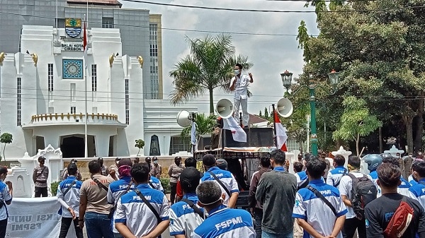 FSPMI Demo, Buruh Dorong Motor ke Balaikota, Minta UMK Kabupaten-Kota Cirebon Naik 10 Persen