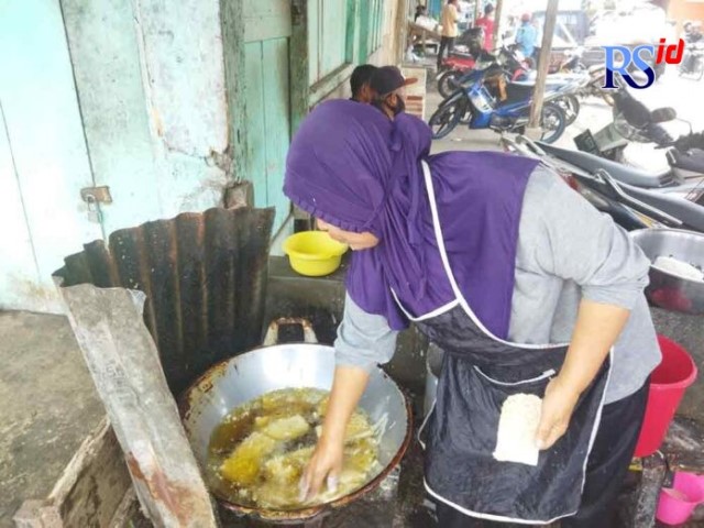 Pedagang Gorengan Kebal Minyak Panas, Bikin Penasaran Paranormal