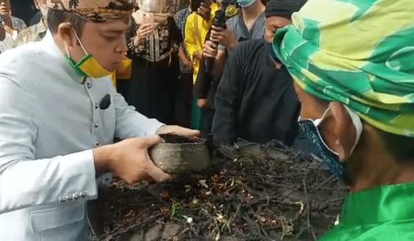 Melihat Ritual Sakral Siraman Gong Sekati Peninggalan Wali Songo di Keraton Kanoman