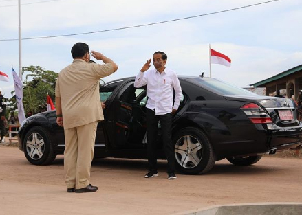 Prabowo dan Jokowi Saling Hormat, Warganet: Bapak-bapak Idola