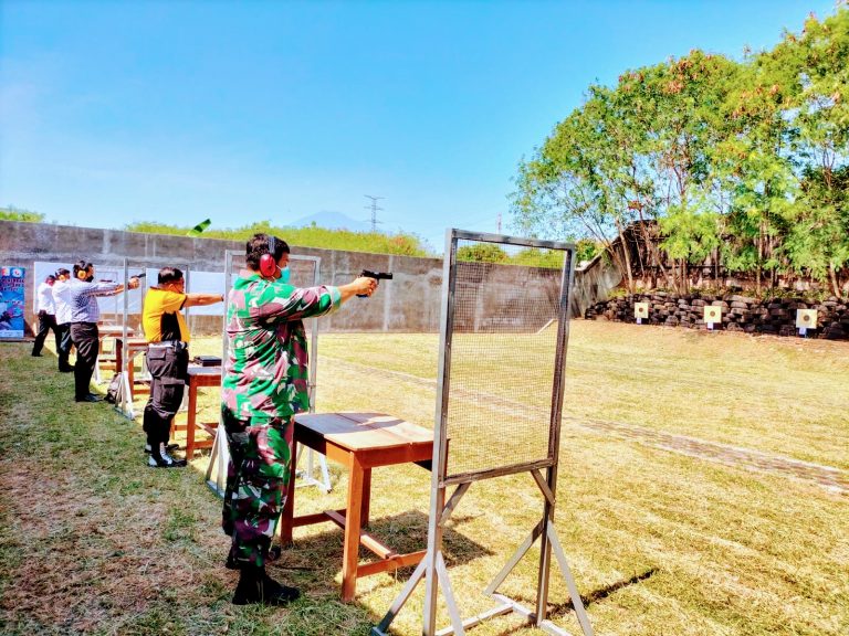 HUT Ke-76 TNI, Pererat Silaturahmi Melalui Menembak