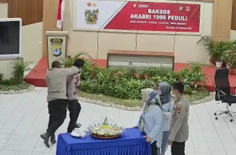 Kapolres Nunukan Hajar Anak Buah, Viral..